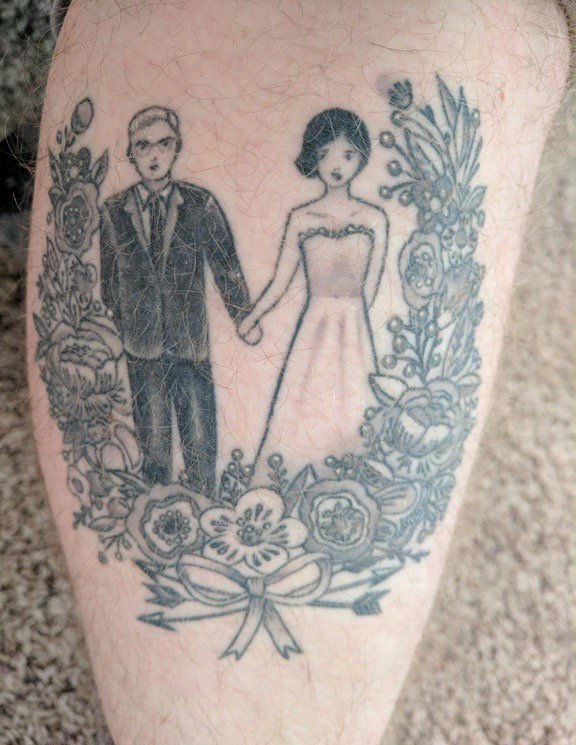 点击大图看下一张：小腿上黑灰色创意情侣纹身结婚纪念纹身图片
