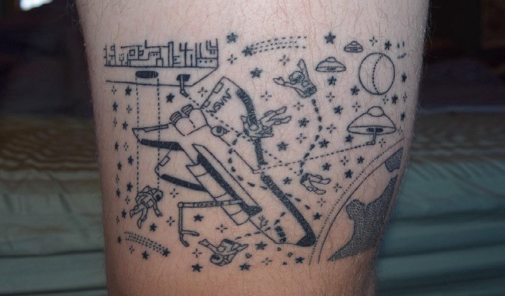 点击大图看下一张：小腿上黑色简单个性线条纹身小宇宙纹身图片
