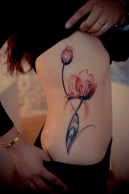 点击大图看下一张：美女腰部花卉彩色纹身图案