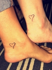 男女脚纹身情侣黑色简单个性线条纹身爱心纹身图片