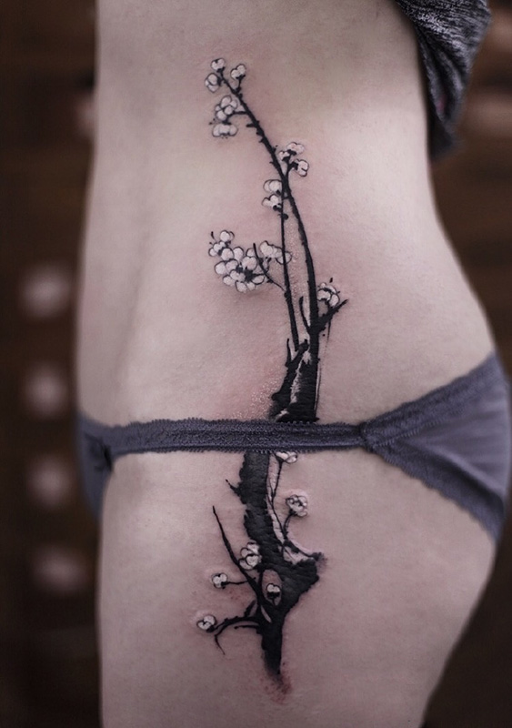 点击大图看下一张：腰部水墨梅花创意纹身图片