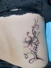 美女腰部精美的彼岸花与字母藤蔓纹身图片