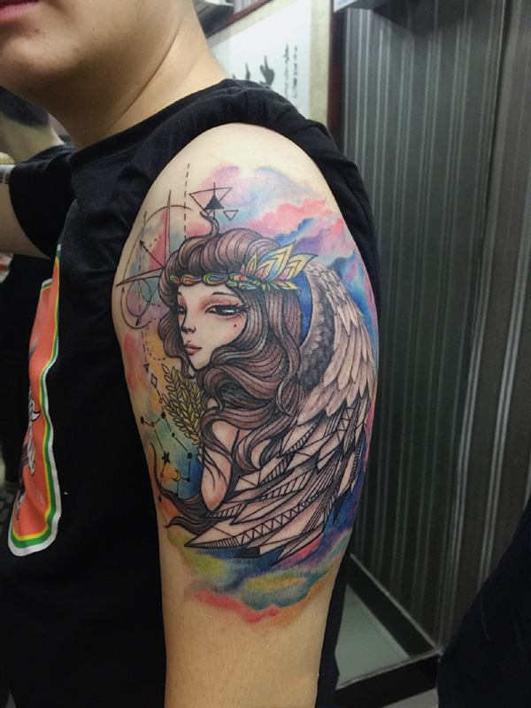 点击大图看下一张：手臂天使泼墨水彩纹身图案
