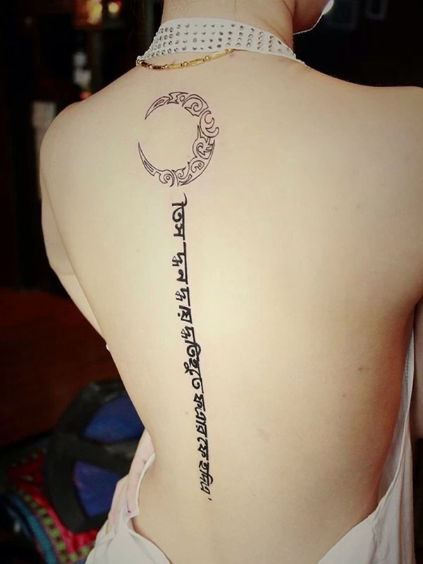 点击大图看下一张：女生后背性感腰椎藏文纹身图片
