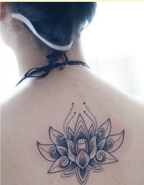 点击大图看下一张：女性背部简单漂亮梵花莲花纹身