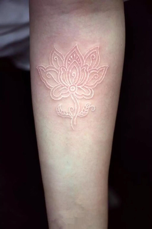 点击大图看下一张：手臂莲花创意隐形纹身图片
