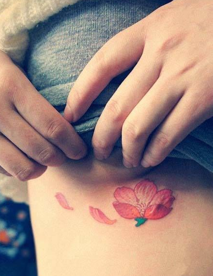 点击大图看下一张：美女胸部小樱花时尚纹身图片