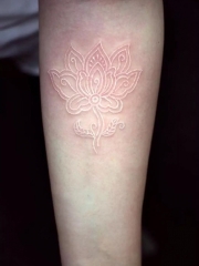手臂莲花创意隐形纹身图片