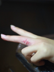 女生手指红色心电图纹身