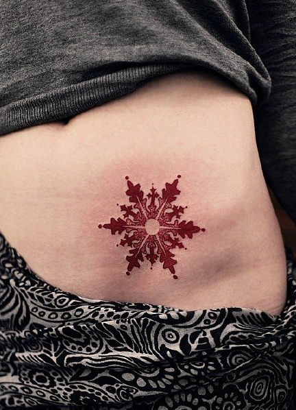 点击大图看下一张：腹部红色的 雪花纹身图片