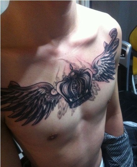 点击大图看下一张：帅哥胸部皇冠翅膀纹身图片