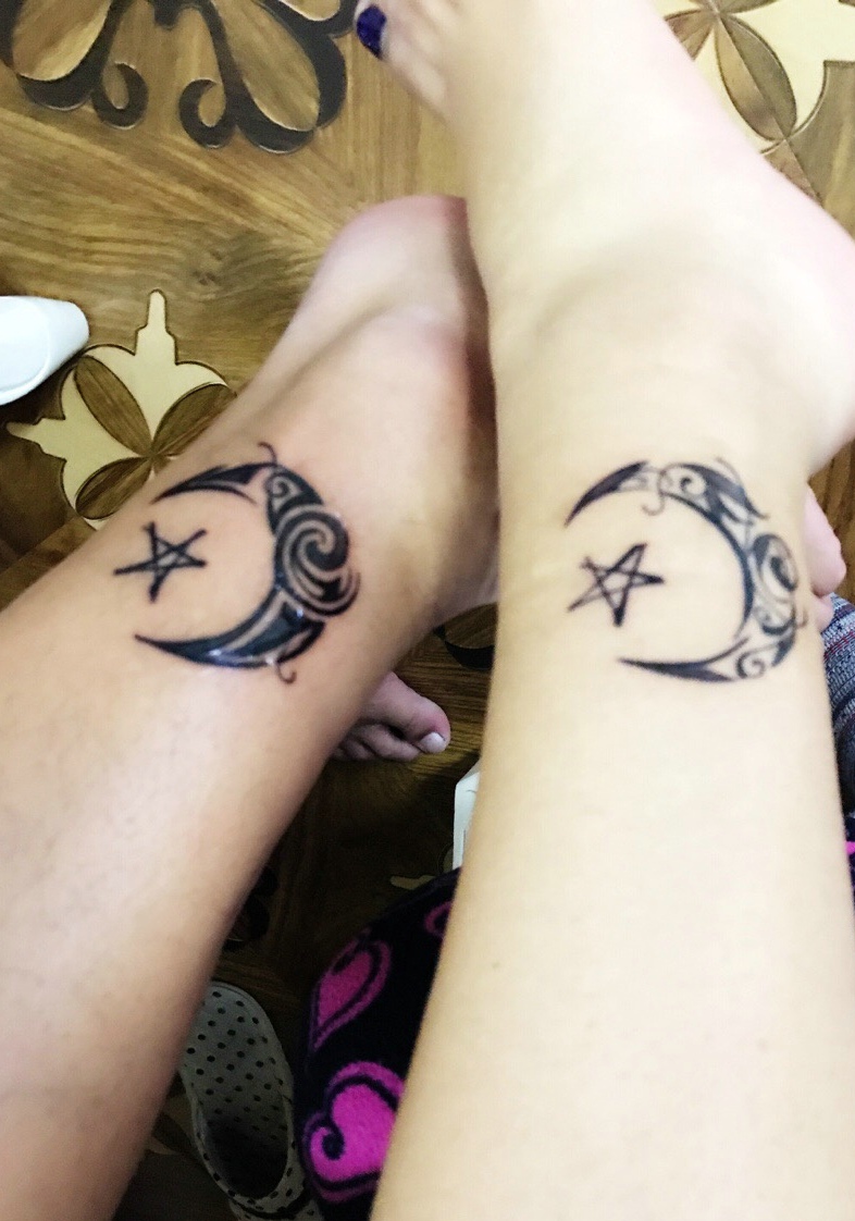 点击大图看下一张：情侣腿部月亮与星星结合的纹身图案