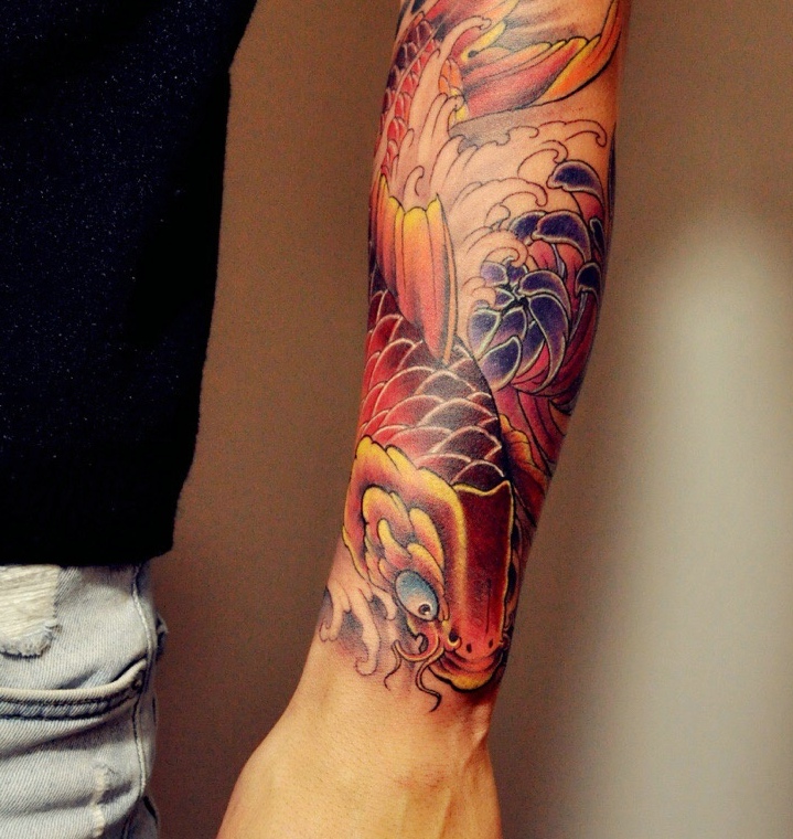 点击大图看下一张：男士手臂传统彩色鲤鱼纹身图片