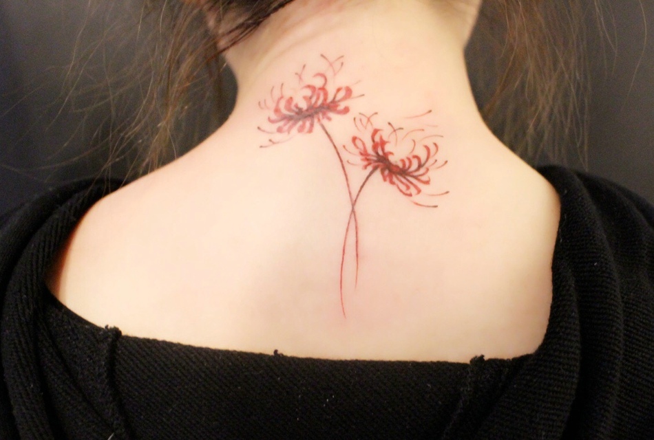 点击大图看下一张：女生脖子后的漂亮彼岸花纹身图片