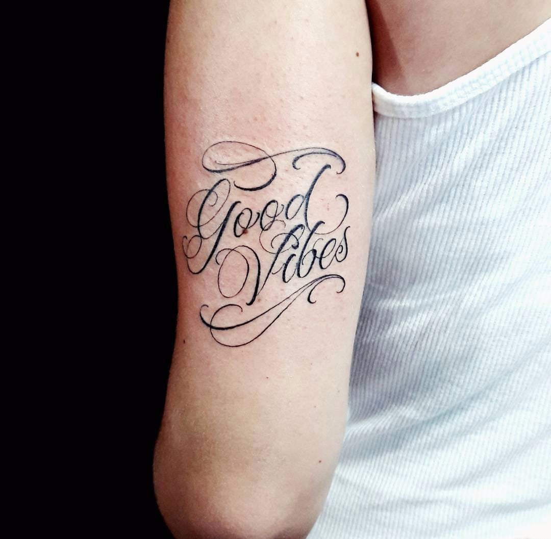 点击大图看下一张：15款黑色象征自由纹身花体英文字纹身手字母图案