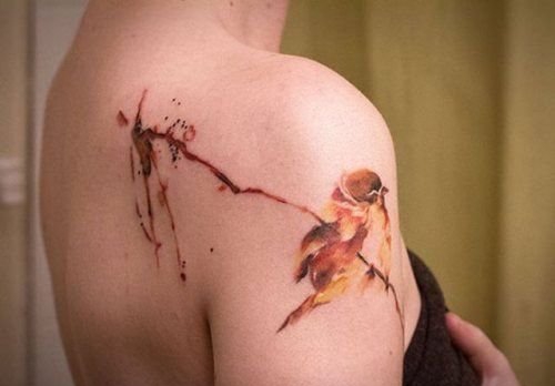 点击大图看下一张:美丽女孩背上漂亮的水彩纹身图案