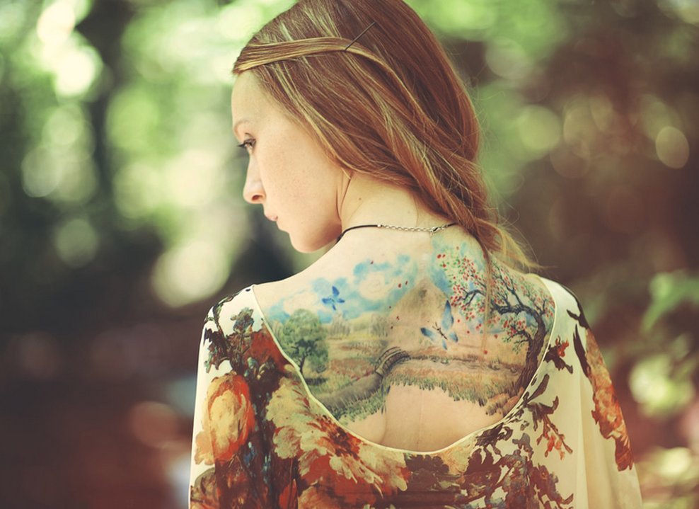 点击大图看下一张：美丽女孩背上漂亮的水彩纹身图案