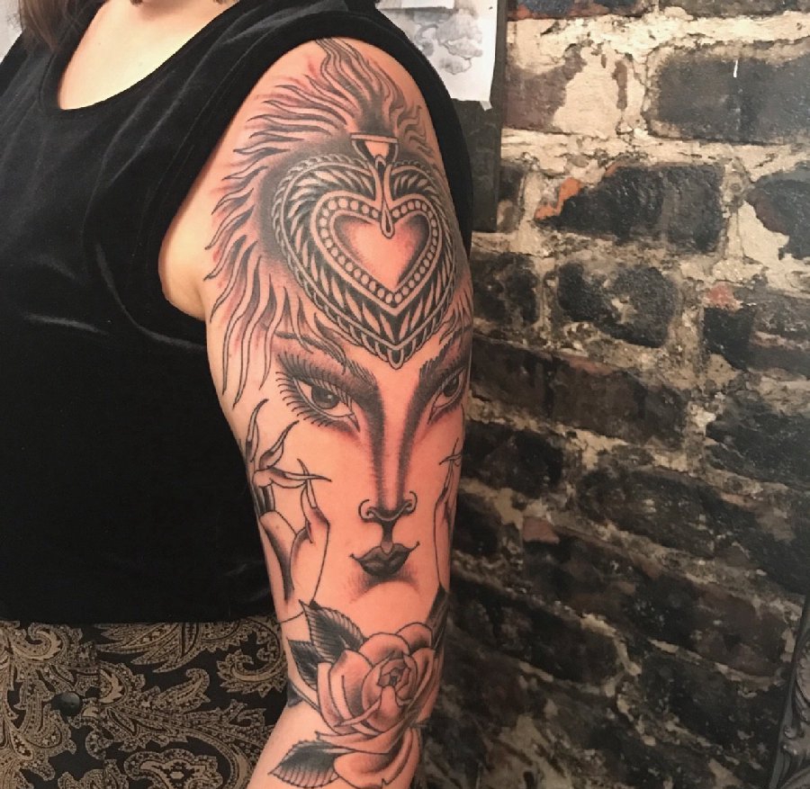 点击大图看下一张：女人左手花臂膀妖艳的女子纹身