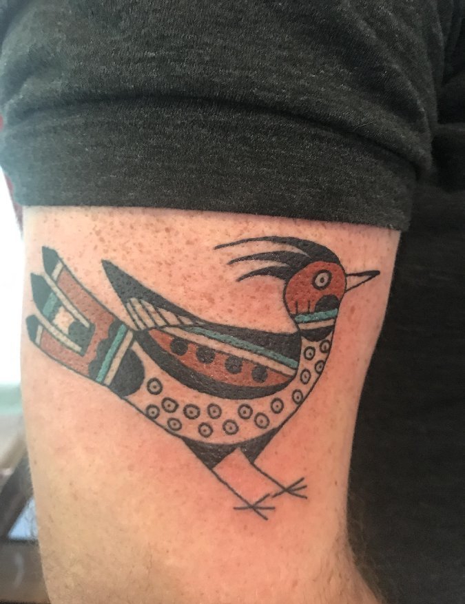 点击大图看下一张：手大臂膀上一只漂亮的鸟图案纹身