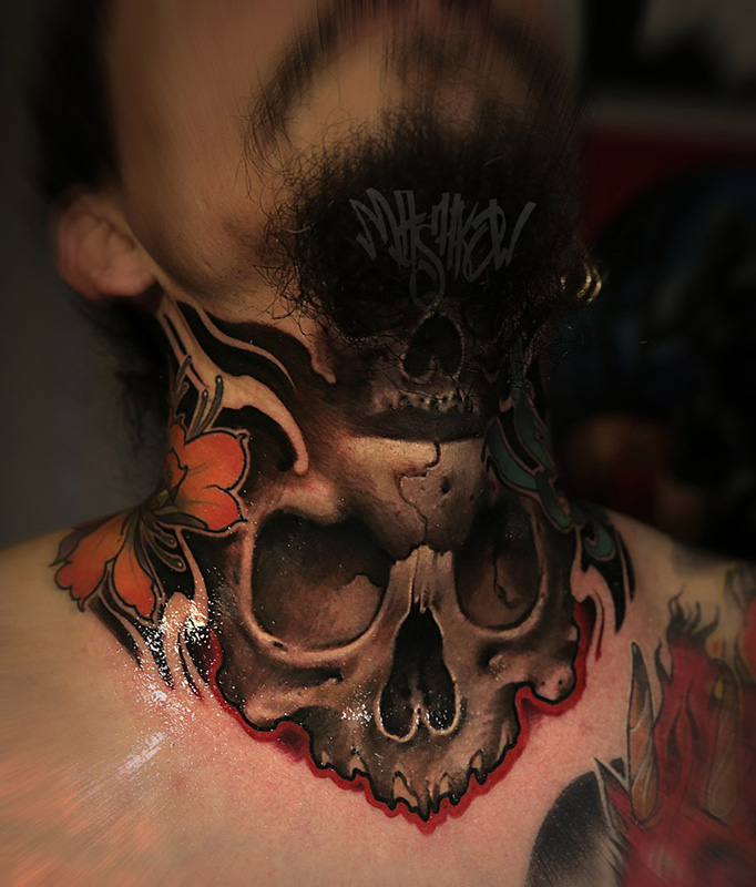 点击大图看下一张：颈部骷髅创意彩绘纹身图片