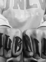 男孩手指上的个性英文纹身图案