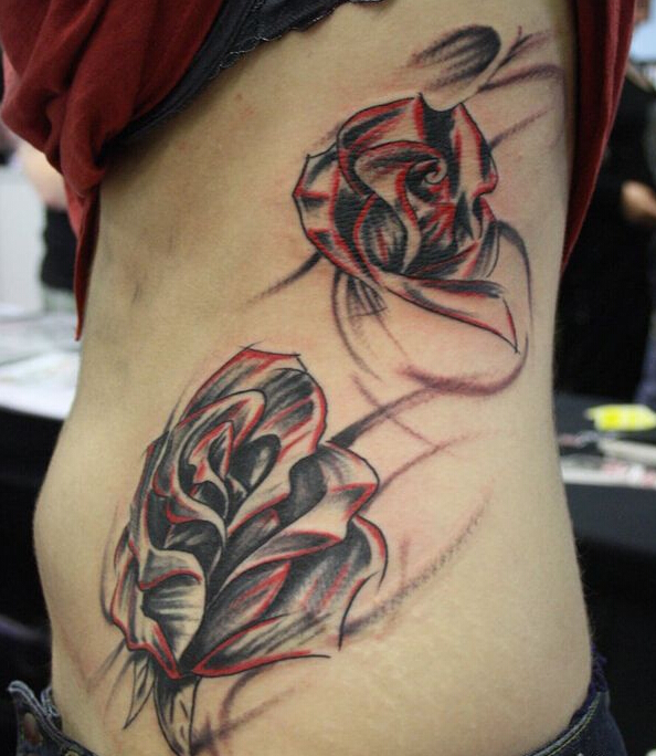 点击大图看下一张：女性腰部另类玫瑰纹身图片