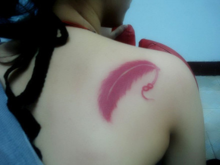 点击大图看下一张：女生背部漂亮的红色羽毛纹身图片