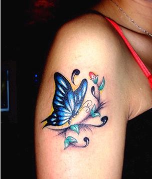 点击大图看下一张：女性手臂上蝴蝶和藤蔓纹身图案