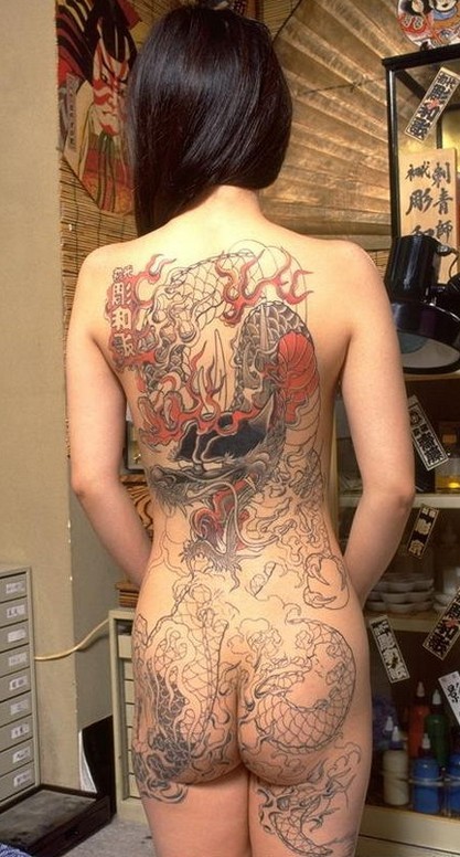 点击大图看下一张：女生后背霸气龙纹身图案