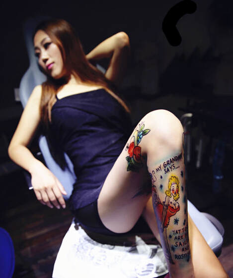 点击大图看下一张：美女腿部英文字母人像纹身图案