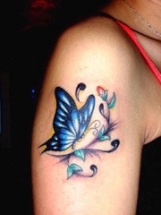 女性手臂上蝴蝶和藤蔓纹身图案