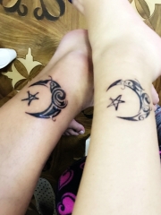 情侣腿部月亮与星星结合的纹身图案