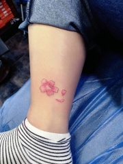小腿处彩色小清新花瓣纹身图案