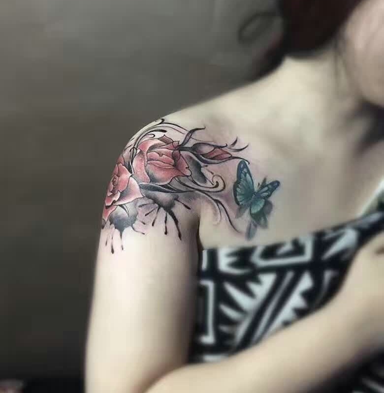 点击大图看下一张：女生肩部彩色花朵与蝴蝶纹身图案