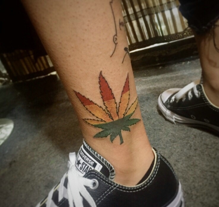 点击大图看下一张：小腿处一片彩色枫叶纹身图案
