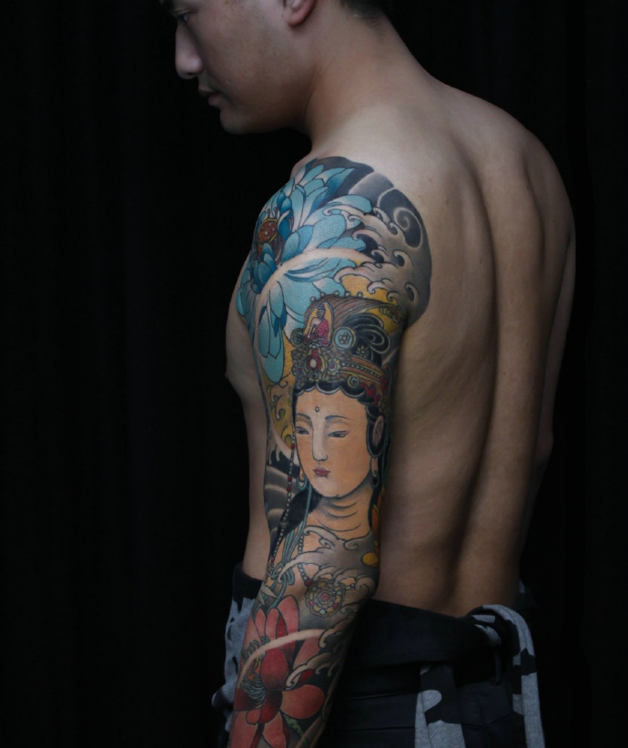 点击大图看下一张：男生花臂经典佛祖花蕊纹身图案