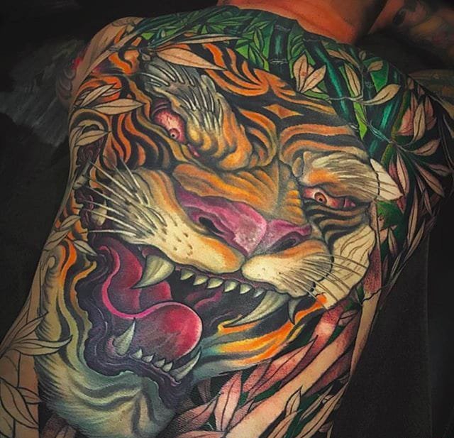 点击大图看下一张：彩色的凶猛的老虎头纹身动物图案纹身