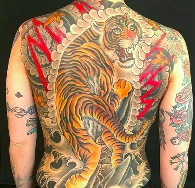 点击大图看下一张：彩色的凶猛的老虎头纹身动物图案纹身