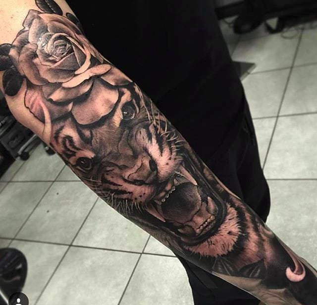 点击大图看下一张：彩色的凶猛的老虎头纹身动物图案纹身