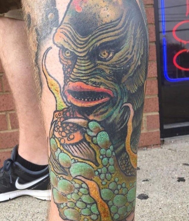 点击大图看下一张：男性小腿上彩色的魔鬼纹身图片