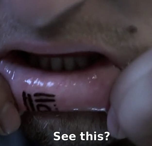 点击大图看下一张：下嘴唇简单个性线条纹身花体英文字单词纹身图案