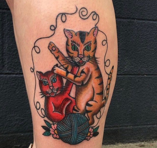 点击大图看下一张：小腿上的红黄色两只可爱的猫纹身