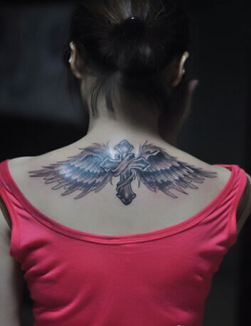 点击大图看下一张：背部带翅膀的十字架纹身图案