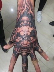 手背个性唐狮纹身图案