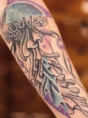 手臂彩色水母纹身图案