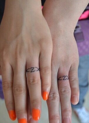 点击大图看下一张：情侣手指图腾字母纹身图片