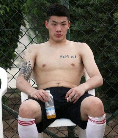 点击大图看下一张：王大雷胸部韩文刺青图案