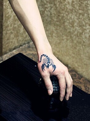 点击大图看下一张：手背个性时尚的蝎子纹身图案