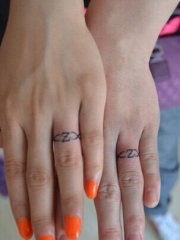 情侣手指图腾字母纹身图片