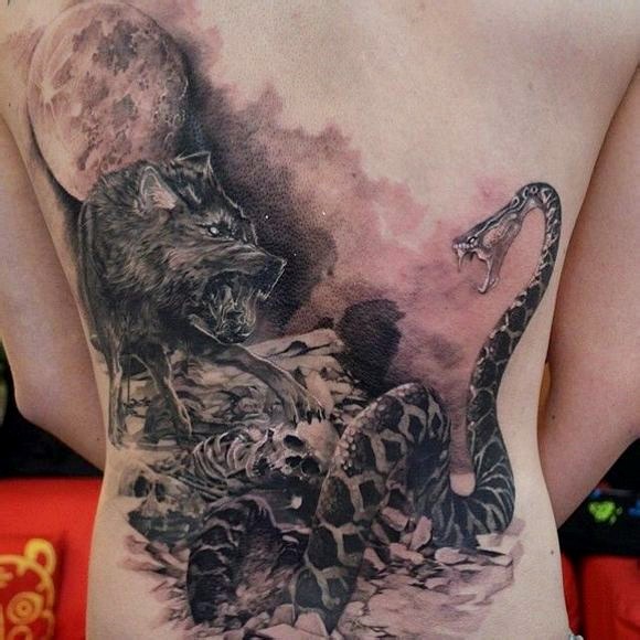 点击大图看下一张：背部狼和蛇月亮骷髅纹身图片